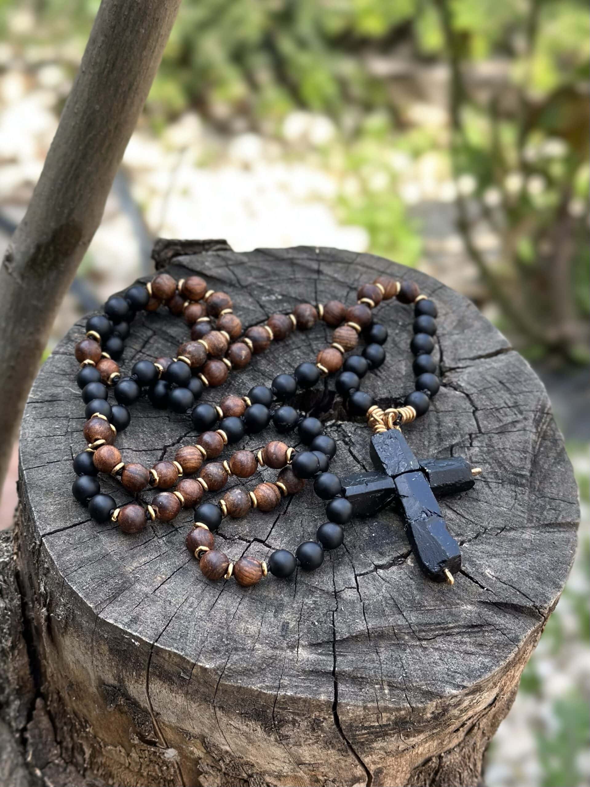 Cruce turmalina, colier innodat onix si lemn padauk african. Elemente din alama tarnish resistant facute traditional, la ciocan si nicovala. Produs unic.