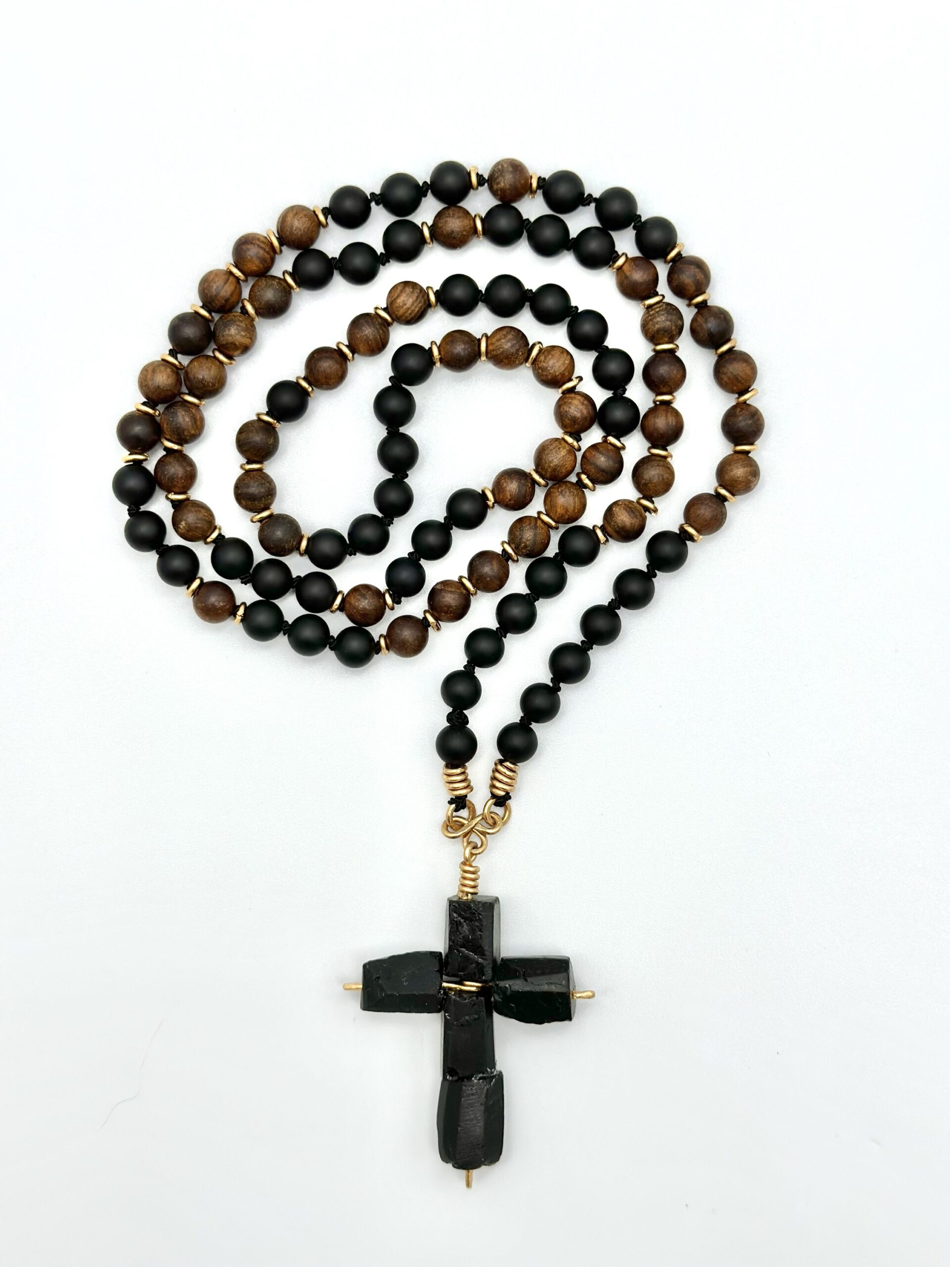 Cruce turmalina, colier innodat onix si lemn padauk african. Elemente din alama tarnish resistant facute traditional, la ciocan si nicovala. Produs unic.