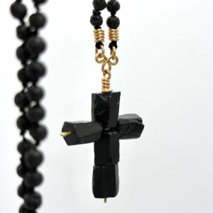 Cruce turmalina si colier lava innodat manual, cu alama tarnish resistant.