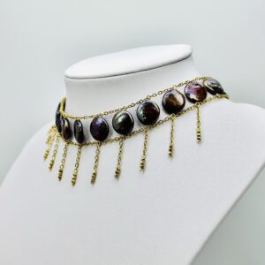Choker din perle negre naturale sub forma de banut 15mm, hematit si lant din otel inoxidabil 304 auriu. Lungime intre 32-36 cm.
