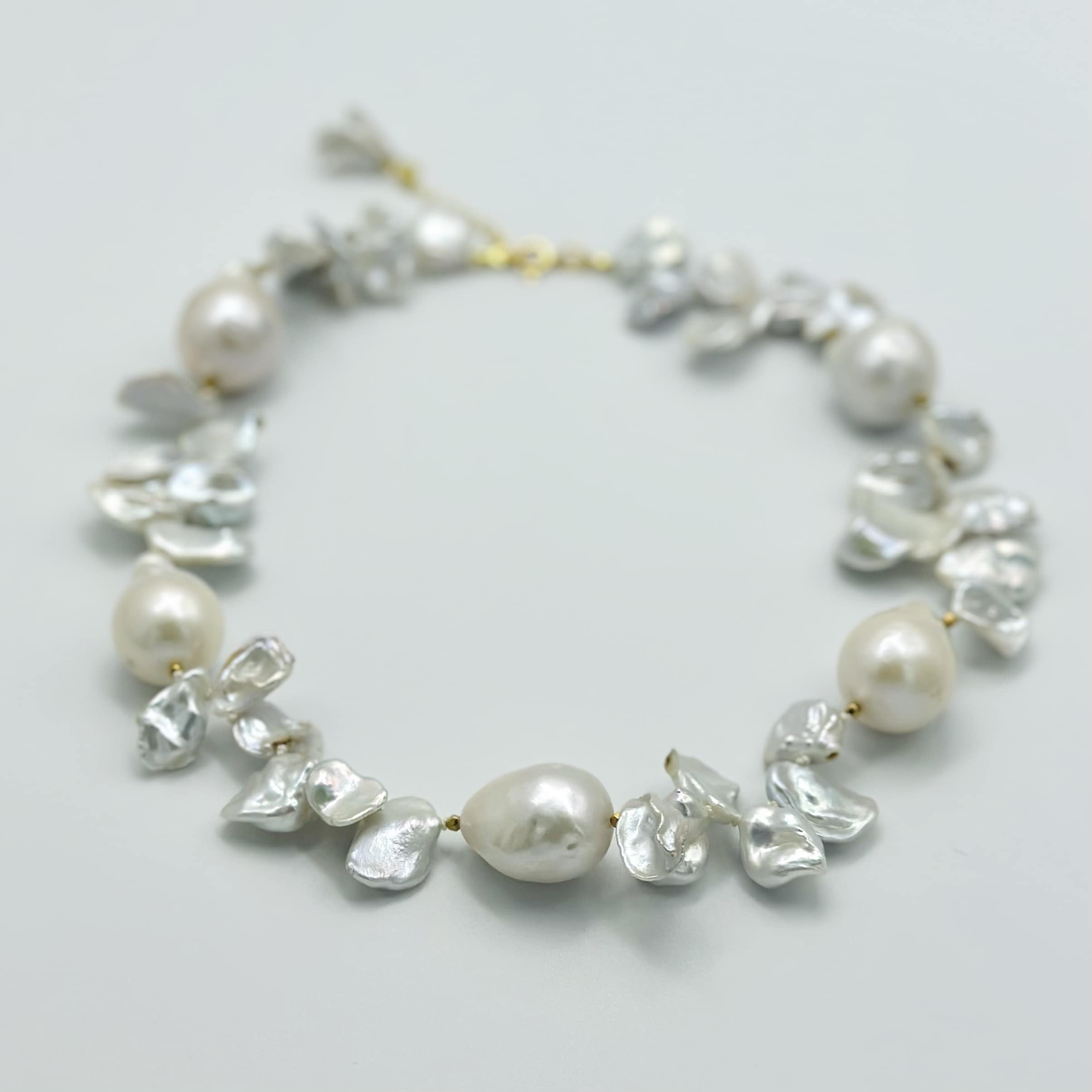 Colier din perle baroc albe de dimensiuni mari 18-20mm si perle keshi.